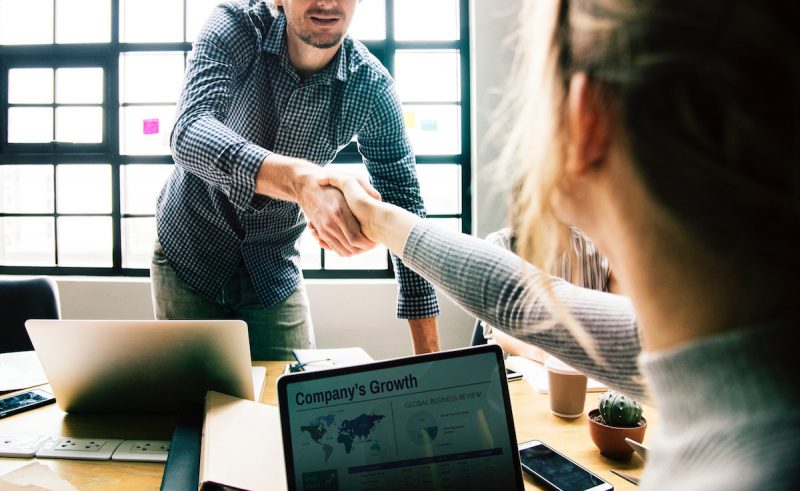 Why solopreneurs and small businesses should hire a virtual assistant